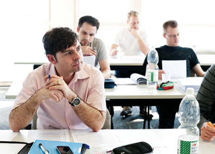 Des collaborateurs dans un meeting
